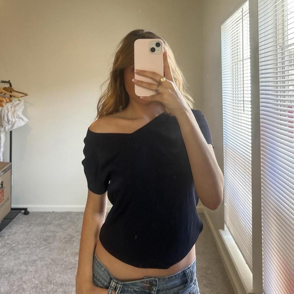 Vintage 90s minimalist knit vneck off shoulder tee